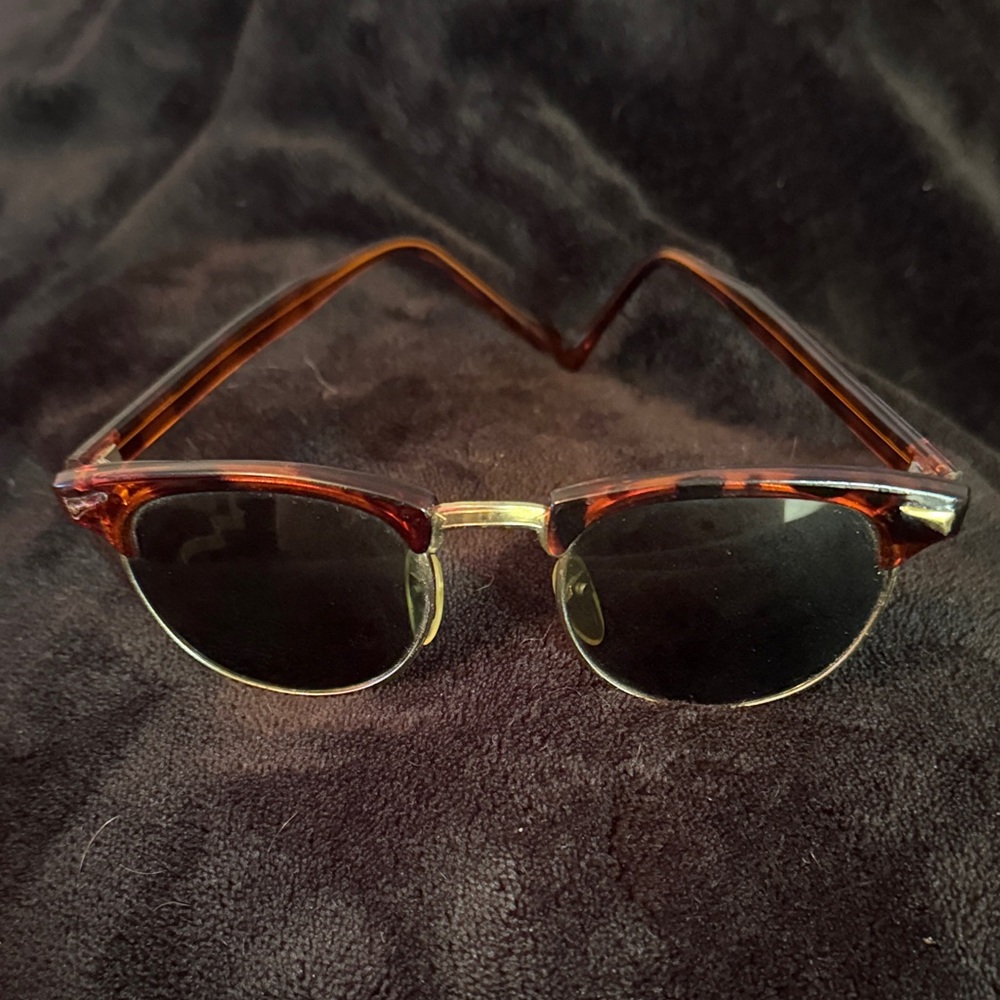 Stylish Tortoiseshell Sunglasses with Gold Accents